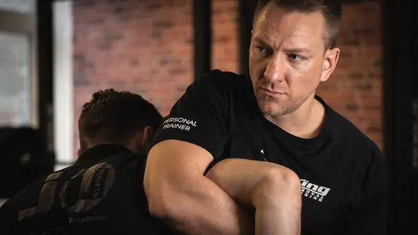 Selbstverteidigung-5 Selbstverteidigungs griffe werden von Trainer Zeki an Schüler gezeigt