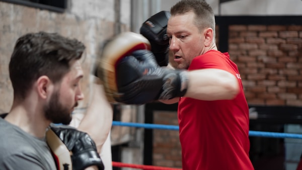 Zeki und sein Klient während einer Session beim Einzeltraining im Boxen