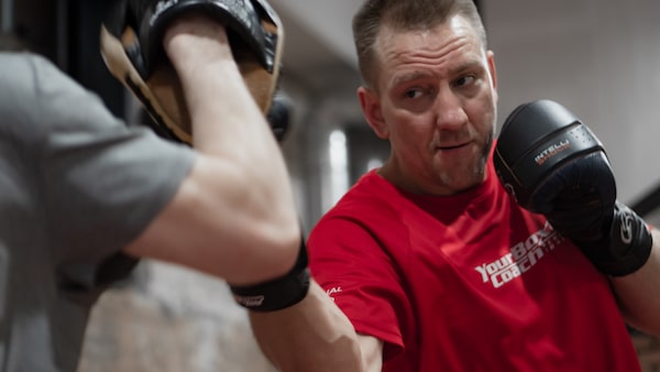 Personal Boxtrainer Zeki in einer Trainingseinheit mit einem Klienten