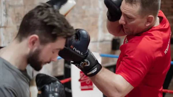 personal boxtrainer hamburg Der Klient hält Pratzen und Boxtrainer Zeki schlägt auf die Pratze