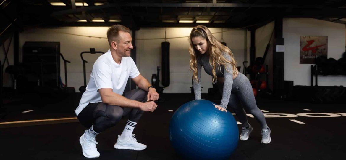 yourboxingcoach_rückentrainer Hamburg_Planke auf Pezziball