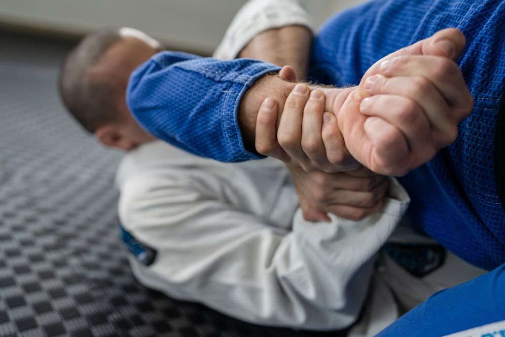 Zwei ineinander verdrehte Brazilian Jiu-Jitsu-Kämpfer am Boden Zwei ineinander verdrehte Brazilian Jiu-Jitsu-Kämpfer am Boden