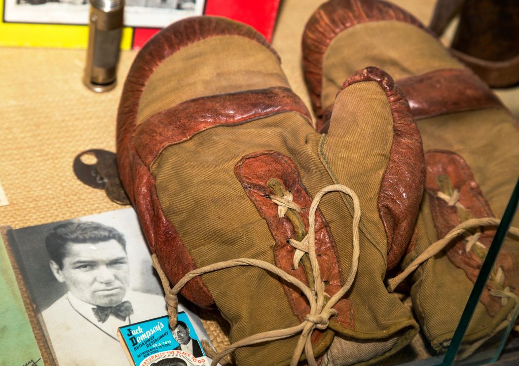Alte Boxhandschuhe neben Foto von Jack Dempsey Alte Boxhandschuhe neben Foto von Jack Dempsey