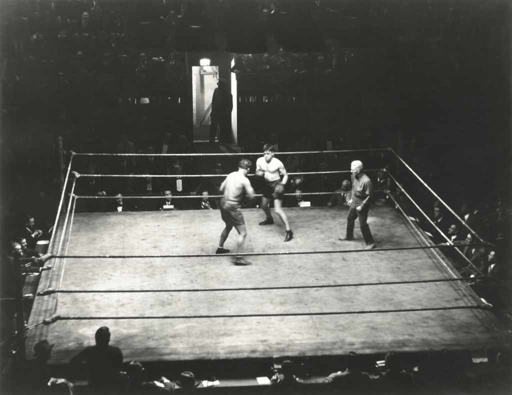 Historischer Boxkampf im Ring mit Zuschauern Historischer Boxkampf im Ring mit Zuschauern